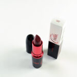 MAC, Disney Cruella, Matte crème, Crèmelippenstift, Camden Caper, 3 g - Afbeelding 2